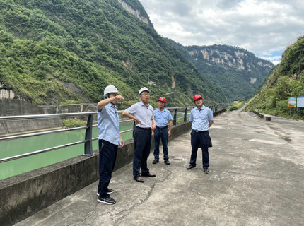 公司領導在江埡電站帶班檢查防汛工作